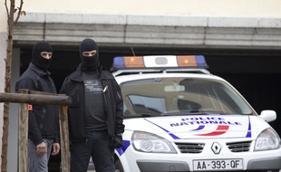 Torcy le 10 octobre 2012. Perquisitions dans les boxs d'un garage souterrain d'une residence a Torcy en Seine et marne. Operation anti terroriste. Police judiciaire.