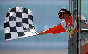 L'introduction prévue en juin d'une partie du capital de la Formule 1 à la Bourse de Singapour, dont le principe est acquis, est repoussée à après la saison, a déclaré Bernie Ecclestone à la presse britannique, espérant que les turbulences sur les marchés s'estompent d'ici-là.