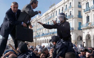 Le leader du RCD, Saïd Saadi (C) discute avec la police lors d'une manifestation anti-gouvernementale à Alger, Algérie, le 26 février 2011.