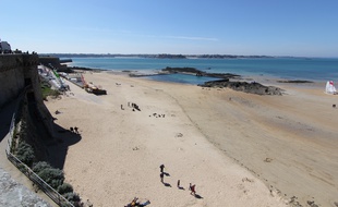 Une plage de Saint-Malo, photographiée depuis les remparts.