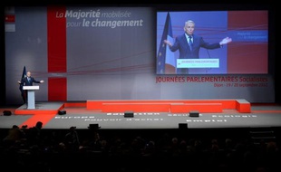 Le Premier ministre, Jean-Marc Ayrault, a appelé jeudi à Dijon députés et sénateurs socialistes, à l'issue de leurs journées parlementaires, à resserrer les rangs, notamment sur le traité européen, et a réaffirmé sa volonté de mener les réformes au rythme prévu.