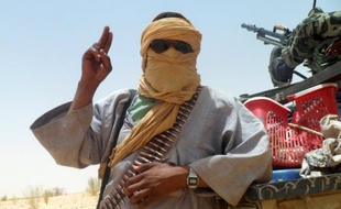Al-Qaïda au Maghreb islamique (Aqmi) occupe désormais une position dominante dans le Nord du Mali, grâce à son alliance avec le groupe islamiste armé Ansar Dine, et au renfort de combattants marocains, tunisiens et libyens, a appris samedi l'AFP de sources sécuritaires.
