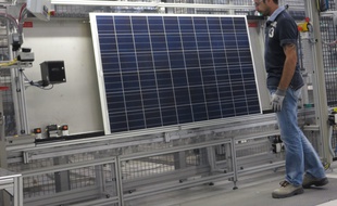 Illustration d'une usine de l'entreprise Sillia VL qui fabrique des panneaux photovoltaïques.