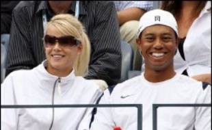 L'Américain Tiger Woods, N.1 mondial de golf, a annoncé mercredi que son épouse, Elin, attendait leur premier enfant, dont la naissance est prévue "au mois de juillet".