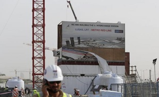 Un ouvrier sur le chantier de construction du nouveau métro à Doha le 24 mars 2015