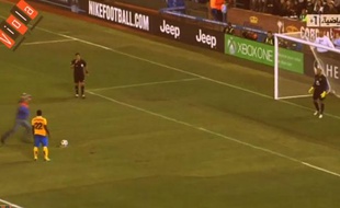 Un fan descendu des tribunes frappe un tir au but à la place d'un joueur de la Juventus de Turin, le 1er août 2013, à San Francisco, contre Everton.