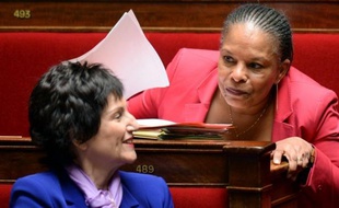 La ministre déléguée chargée de la Famille Dominique Bertinotti a estimé mercredi que le premier mariage homosexuel en France, qui doit être célébré dans la journée à Montpellier, était un moment "plus que symbolique", précédant une "banalisation".