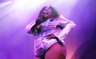Lizzo, le phénomène pop-funk-rap américain, est en tournée mondiale tout l'été avec une cinquantaine de dates en Europe.