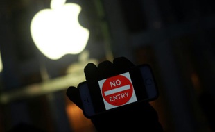 Un défenseur des libertés civiles manifeste devant un Apple Store, le 23 février 2016 à New York