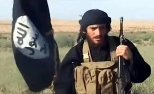 Capture d'une vidéo postée sur YouTube le 8 juillet 2012 montrant le porte-parole de lÉtat islamique d'Irak et du Levant (EIIL), Abou Mohammad al-Adnani al-Shami