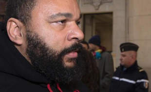 Le polémiste français Dieudonné M?bala M?bala arrive à son procès où il comparaît pour diffamation, insultes et incitation à la haine raciale au tribunal de Paris le 13 décembre 2013