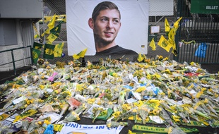 Un portrait de Sala devant le stade de la Beaujoire.