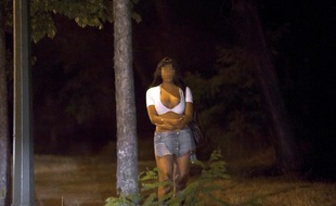 Une prostituée au Bois de Boulogne, le 6 juin 2011.