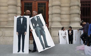 Des militants pro-mariage pour tous devant la mairie du 4e arrondissement de Paris, le 23 avril 2013.