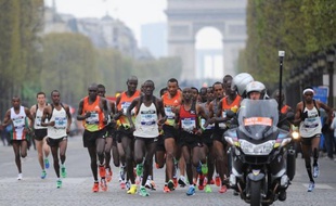 Le Kényan Peter Some a déjoué les pronostics en remportant dimanche la 37e édition du marathon de Paris en 2 heures 05 minutes et 38 sec, un chrono synonyme de record personnel amélioré de près de 3 minutes, sous le ciel clément de la capitale.