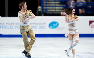 Nathalie Péchalat et Fabian Bourzat, associés depuis 10 ans, ont conservé leur titre de champion d'Europe, ce qui n'était jamais arrivé dans l'histoire de la danse sur glace française, après avoir donné une "bouffée d'air frais" avec leur programme libre.