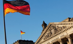 Le drapeau allemand devant le Reichstag à Berlin.