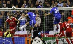 Alex et Terry s'évèvent plus haut que Steven Gerrard lors du quart de finale aller de la Ligue des champions Liverpool-Chelsea