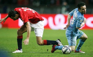 Le Parisien Nenê et le Marseillais Valbuena, le 7 novembre 2010, à Paris.