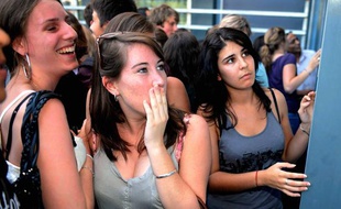 Résultats du «Bac 2010» dans un lycée de Toulouse, 7 juillet 2007.