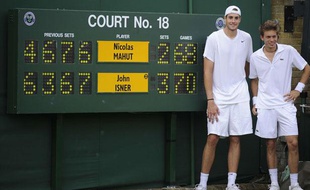 Nicolas Mahut (à droite), pose à côté du tableau d'affichage avec John Isner, le 24 juin 2010, à Wimbledon.