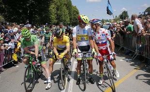 Les porteurs des différents maillots du Tour de France jeudi matin à Abbeville.