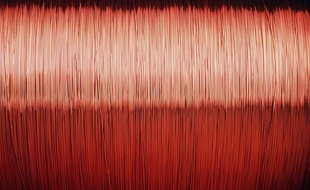Des cables de cuivre.