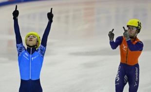 Le Néerlandais Sjinkie Knegt auteur d'un double doigt d'honneur adressé à Viktor Ahn à l'arrivée du 5000m des championnats d'Europe de short-track à Dresde, le 19 janvier 2014