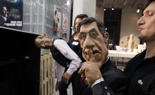 Les marionnettes du journaliste Patrick Poivre d'Arvor (G) et de l'acteur américain Silvester Stallone (D) de l'émission de télévision satirique "Les Guignols de l'Info", le 6 octobre 2012