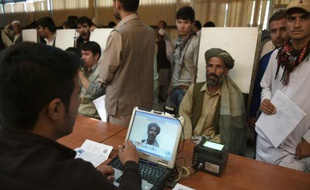 Un Afghan est pris en photo pour obtenir son nouveau passeport biométrique, le 25 août 2015 à Kaboul