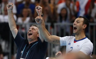 Claude Onesta et Jérôme Fernandez célébrent le titre olympique de l'équipe de France de handball, le 12 août 2012 à Londres.