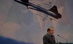 Le Premier ministre pakistanais Nawaz Sharif a réitéré mercredi son offre de dialogue de paix avec les talibans, dissipant les rumeurs d'offensive militaire imminente contre les rebelles après leurs attentats sanglants.