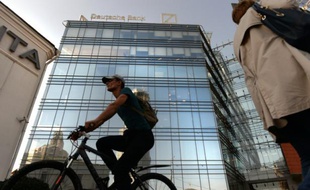 Le groupe bancaire allemand Deutsche Bank, géant européen du secteur, prévoit une très lourde perte nette au troisième trimestre en raison de charges exceptionnelles et de provisions pour risques juridiques