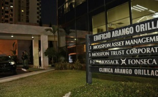 La police monte la garde devant le siège du cabinet Mossack Fonseca, à Panama, le 12 avril 2016