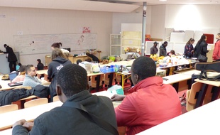 Le 21 novembre 2017. Des migrants sont abrités depuis quelques jours dans un amphi de Lyon-II sur le campus de Bron.