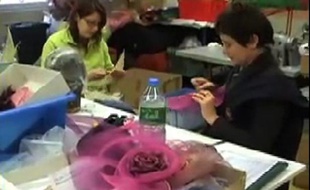 Cheri Bibi crée des chapeaux pour les grandes maisons de luxe