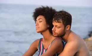 Coco Rebecca Edogamhe (Summer) et Ludovico Tersigni (Ale) dans la série « Trois mètres au dessus du ciel ».