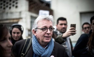 Le secrétaire national du PCF Pierre Laurent lors d'un déplacement unitaire (de la gauche) en soutien aux cheminots grévistes à Woincourt (Somme) le 5 avril 2018.