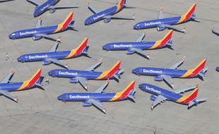 Une trentaine d'avions 737 MAX cloués au sol à l'aéroport de Victorville en Californie.