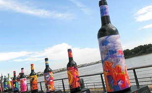 La manifestation Bordeaux fête le vin propose une exposition de bouteilles géantes