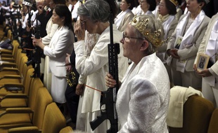 Les fidèles de l'Eglise du sanctuaire, en Pennsylvanie, sont venus avec leurs armes écouter le révérend Sean Moon, mercredi 28 février 2018