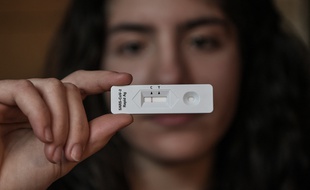 Asimina, collégienne grecque, tend le résultat de son auto-test négatif le 11 avril 2021