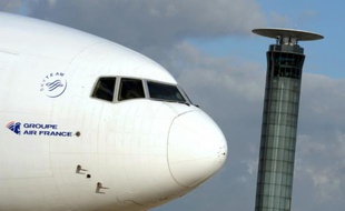 Un avion d'Air France à l'aéroport de Roissy-Charles-De-Gaulle devant la tour de contrôle, le 13 novembre 2008