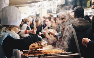 Le Food Market de Belleville réunit deux jeudis par mois vingt stands de restaurations.