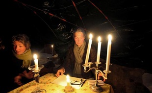 Deux femmes souffrant d'électro-hypersensibilité s'apprêtent à passer l'hiver sans chauffage ni électricité, dans une grotte reculée des Hautes-Alpes, afin d'échapper aux ondes des téléphones portables et d'internet.