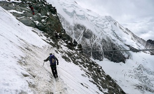Sous l’aiguille du Goûter, un goulet exposé à des chutes de pierres marque le début des difficultés. Il reste 1600 mètres de dénivelé jusqu’au sommet.