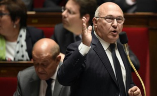 Le ministre français des Finances Michel Sapin prend la parole lors d'une séance de questions au Gouvernement, à l'Assemblée nationale, le 30 septembre 2015 à Paris