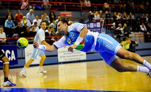 Creteil's Kervadec Gueric shoots during the french handball championship match Creteil vs Chambery, 8 October 2008 in Creteil.