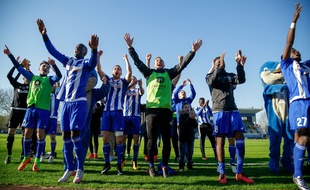 Les joueurs de Dunkerque fêtent la victoire face à Concarneau