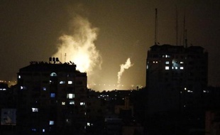 De la fumée s'échappe d'immeubles palestiniens suite à l'opération terrestre dans la bande de Gaza, à Gaza le 17 juillet 2014